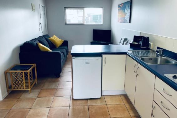 Two-Bedroom Ground Floor Unit - kitchenette