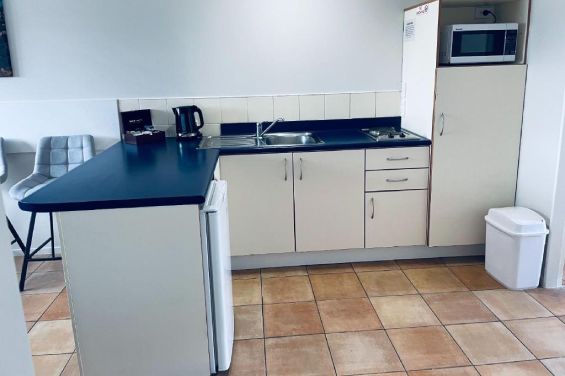 Two-Bedroom Ground Floor Unit - kitchenette